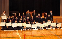 佐藤正信先生と5年北組の児童に学園長より表彰状が授与されました

