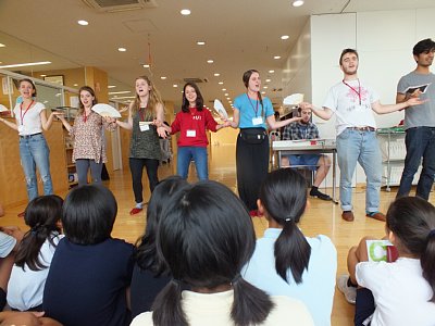 ケンブリッジ大学の学生が英語の授業に参加しました
