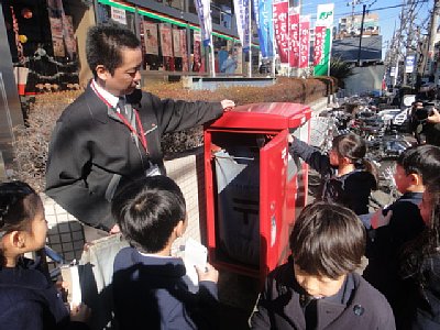 ２年生　郵便局見学
