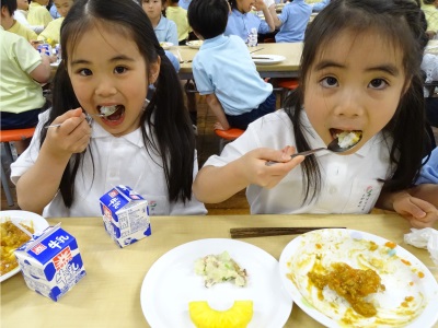 初めての給食
